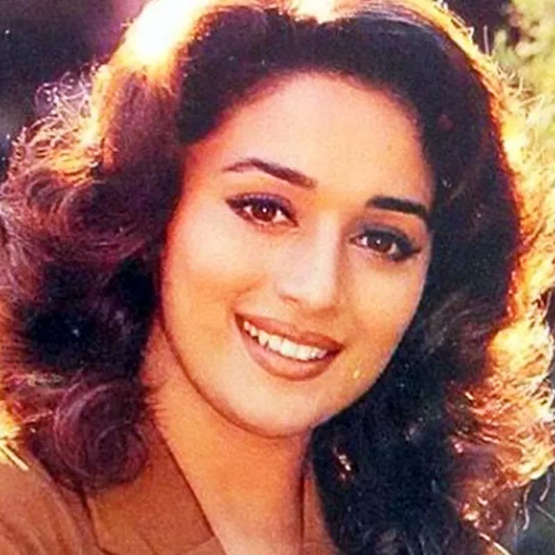 মাধুরীকে উদ্দেশ করে আমির আরও বলেন, ‘‘লোকে তোমাকে যা বলে, তুমি তাই বিশ্বাস করে নাও। যেমন আমি তোমাকে এখন বোকা বানিয়ে চলেছি আর তুমি আমার কথা বিশ্বাস করে যাচ্ছ।’’ এই বলেই মাধুরীর হাতে থুতু ফেলে দেন আমির।