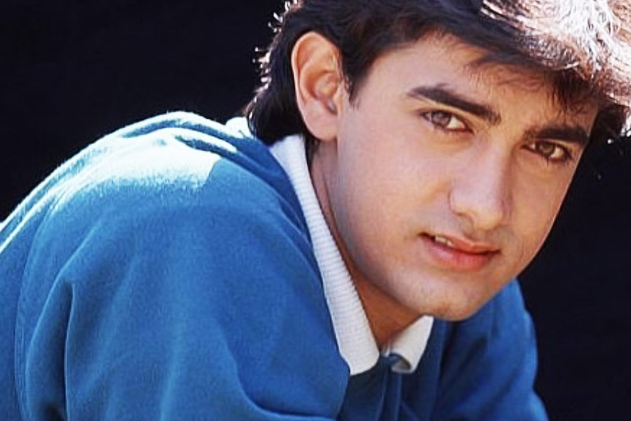 আমিরের ঠাট্টার ধরন মেনে নিতে পারেননি মাধুরী। রাগের বশে কী করবেন, তা ঠাহর করতে পারছিলেন না তিনি। হাতের কাছে হকি খেলার স্টিক দেখতে পান অভিনেত্রী। তা দিয়েই আমিরকে মারতে যান তিনি।