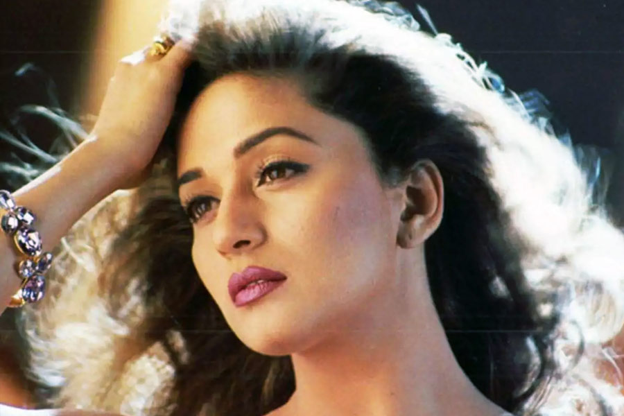 আমির সাক্ষাৎকারে জানান, মাধুরী তাঁর উপর এতটাই রেগে গিয়েছিলেন যে, তাঁকে মারার জন্য হকি স্টিক নিয়ে পুরো সেট জুড়ে তাড়া করে বেরিয়ে ছিলেন।