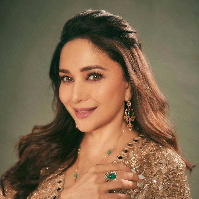 ২০১৬ সালে টুইটারে মাধুরীকে প্রশ্ন করা হয় যে, কমবেশি দুষ্টুমি সকলেই করে থাকে। কিন্তু নায়িকার জীবনে এ রকম কোনও অভিজ্ঞতা রয়েছে কি? এই প্রশ্ন করায় আমিরের কথাই উল্লেখ করেন তিনি।