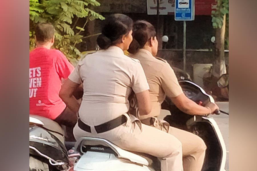 Picture of Mumbai Police riding scooty without helmet