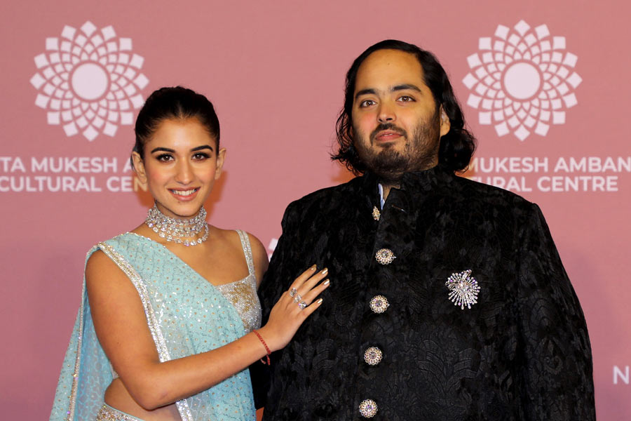 ‘নীতা মুকেশ অম্বানী কালচারাল সেন্টার’-এর উদ্বোধনী অনুষ্ঠানে বসেছিল চাঁদের হাট। তারকাখচিত সেই সন্ধ্যায় তাক লাগিয়ে দেন অম্বানির কনিষ্ঠ পুত্র অনন্ত এবং তাঁর জীবনসঙ্গী রাধিকা মার্চেন্ট।