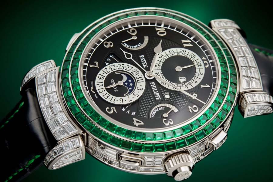 সংবাদ সংস্থা সূত্রে খবর, এই ঘড়িটি কিনতে ১৮ কোটি টাকা খরচ করেছেন অনন্ত। ঘড়িটির নাম ‘গ্র্যান্ডমাস্টার চাইম’।