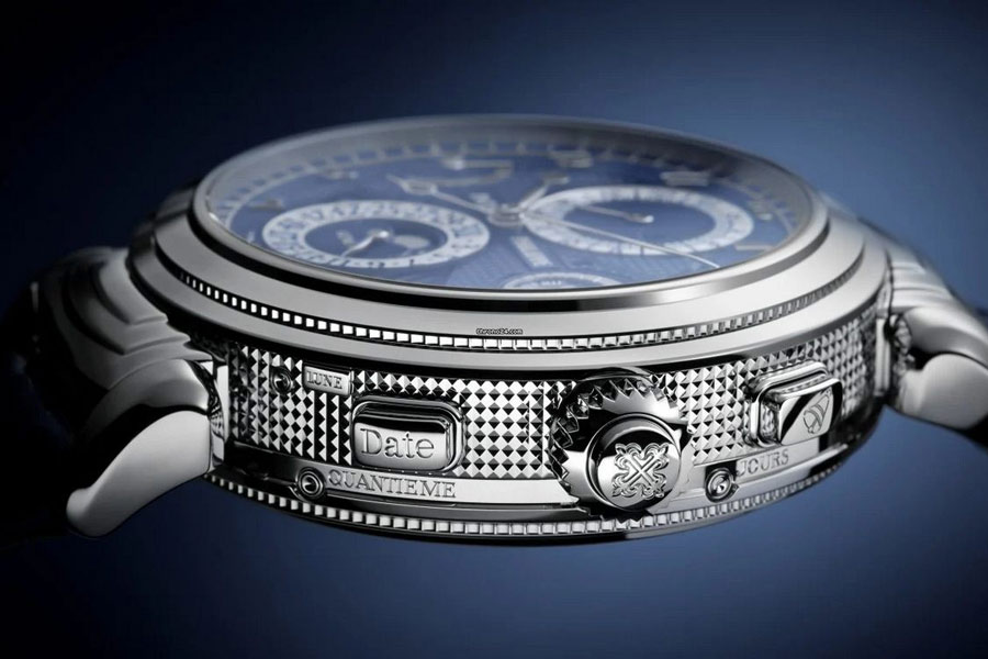 মূল ডায়াল ছাড়াও দু’টি আলাদা ডায়াল রয়েছে অনন্তের ঘড়িতে। ‘পাটেক ফিলিপ’ সংস্থার এই ঘড়িটি নাকি বিশ্বের বহুমূল্য ঘড়িগুলির মধ্যে অন্যতম।