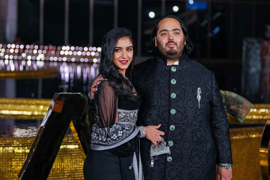 অনন্তের পাশাপাশি নজর কেড়েছেন রাধিকাও। শাহাব-দুরাজির ডিজাইন করা ইন্দো ওয়েস্টার্ন লেস শাড়ি পরেছিলেন তিনি। ‘হার্মেস কেলি’ সংস্থার মিনিব্যাগ নিয়ে দেখা যায় তাঁকে।