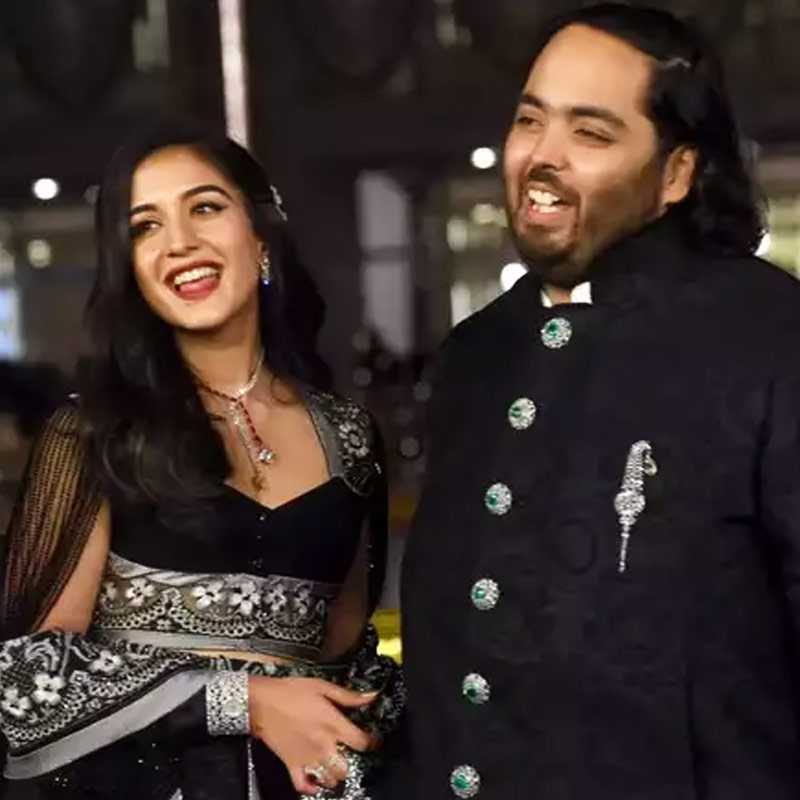 পোশাকের সঙ্গে মানানসই ‘হিমালয়ান প্রিমিয়ার স্যান্ডেল’ পরেছিলেন রাধিকা। হার্মেস সংস্থার এই জুতোর মূল্য চার লক্ষ টাকার কাছাকাছি।