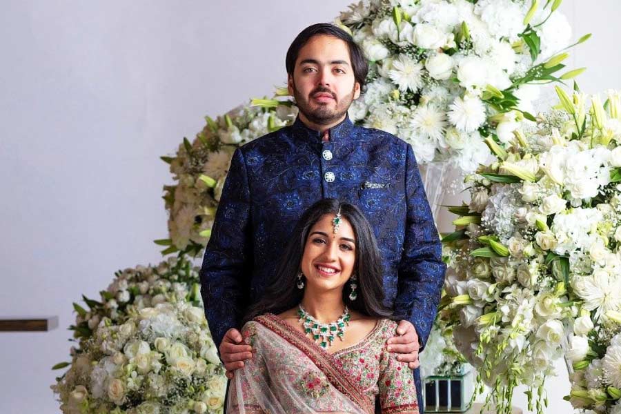 অনন্তের সম্পত্তির পরিমাণও নেহাত কম নয়। দুবাইয়ের পাম জুমেইয়ার সমুদ্রসৈকতের সামনে একটি ভিলা রয়েছে অনন্তের। সেই ভিলায় রয়েছে দশটি বেডরুম।