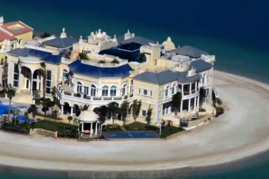 এ ছাড়াও প্রাইভেট স্পা রয়েছে এই ভিলায়। ঘরের ভিতরে সুইমিং পুল থেকে শুরু করে ঘরের বাইরেও আলাদা করে সুইমিং পুল রয়েছে। সংবাদ সংস্থা সূত্রে খবর, দুবাইয়ে ভিলাটির মূল্য ৬৫৫ কোটি টাকা।