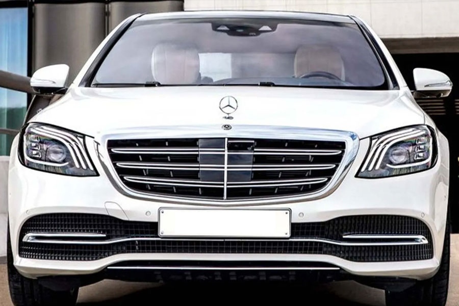 বিলাসবহুল গাড়ি নিজের সংগ্রহে রাখার শখ রয়েছে অনন্তের। ‘মার্সিডিজ় বেঞ্জ এস ক্লাস ডব্লিউ২২০’ মডেলের গাড়ি কিনেছেন তিনি। সংবাদ সংস্থা সূত্রে খবর, এই গাড়িটির মূল্য ১.৭১ কোটি থেকে প্রায় দুই কোটি টাকা।