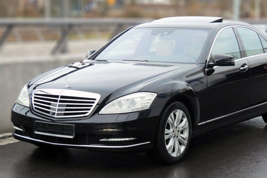 ‘মার্সিডিজ় বেঞ্জ এস ক্লাস ডব্লিউ২২১’ মডেলের গাড়ি রয়েছে অনন্তের। এই গাড়িটির সর্বনিম্ন মূল্য ১.৪১ কোটি টাকা। এই গাড়িটির মূল্য ২.৭৮ কোটি টাকা পর্যন্ত যেতে পারে।