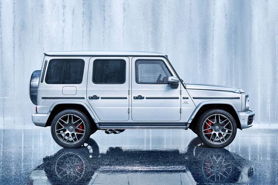 ‘মার্সিডিজ় বেঞ্জ জি৬৩ এএমজি’ মডেলের গাড়ি কিনেছেন অনন্ত। নিজের পছন্দ মতো সাজিয়েওছেন গাড়িটিকে। সংবাদ সংস্থা সূত্রে খবর, এই গাড়িটির আনুমানিক মূল্য ২.৫৫ কোটি টাকা।