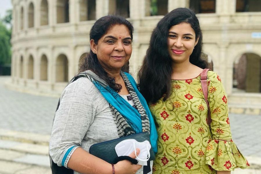 বাবা জেলা আদালতের প্রাক্তন বিচারক। মা অঞ্জলি সিংহ প্রয়াগরাজের ইনস্টিটিউট অফ ইঞ্জিনিয়ারিং অ্যান্ড রুরাল টেকনোলজির প্রবীণ অধ্যাপক। অনন্যার দাদা ঐশ্বর্য প্রতাপ সিংহ কানপুরের চিফ মেট্রোপলিটান ম্যাজিস্ট্রেট। তাঁর স্ত্রী জ্যোৎস্নাও কানপুরের এক ম্যাজিস্ট্রেট।