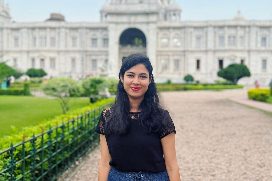 ইউপিএসসি দেশের প্রতিযোগিতামূলক পরীক্ষাগুলির মধ্যে অন্যতম কঠিন বলে গণ্য হয়। অনেক পরীক্ষার্থী এই পরীক্ষার প্রস্তুতির জন্য মাসের পর মাস নিজেদের ঘরে বন্দি রেখে পড়াশোনা করেন। মনঃসংযোগে ব্যাঘাত না হয় এই ভেবে সমাজমাধ্যম থেকে নিজেদের সরিয়েও নেন অনেকে। অথচ অনন্যার প্রস্তুতি সে তুলনায় ছিল অনেক কম পরিশ্রমসাধ্য।