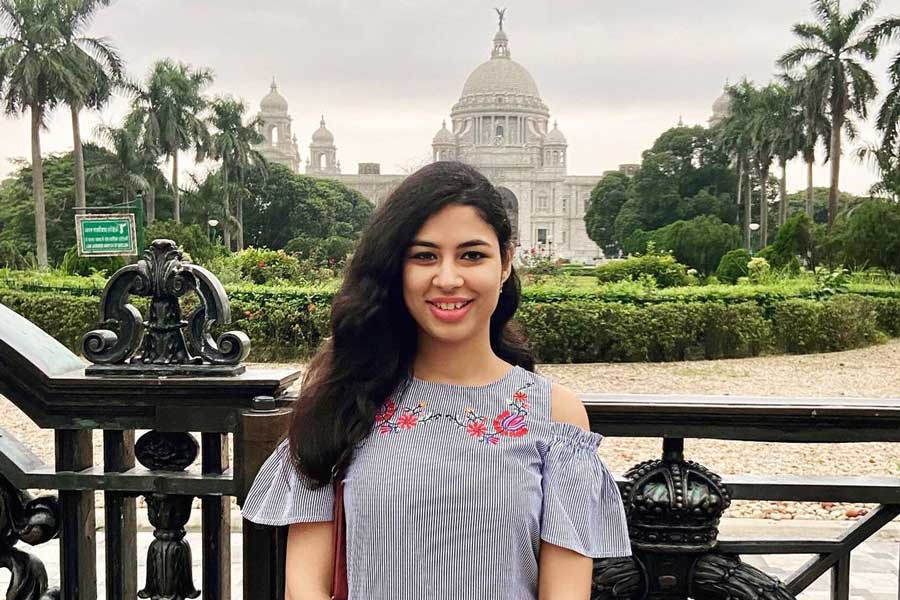 ওই বছরই পশ্চিমবঙ্গে আসেন জেলায় কাজ করার প্রশিক্ষণ নিতে। পরে দিল্লিতে অ্যাসিস্ট্যান্ট সেক্রেটারি হিসাবে কাজ করেন কেন্দ্রীয় কৃষি এবং কৃষক কল্যাণ মন্ত্রকে। তার পর কলকাতায়। 