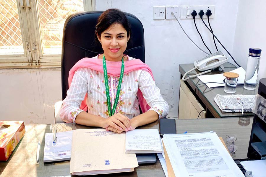 কম বয়সে ইউপিএসসি পরীক্ষায় উত্তীর্ণ হওয়ার কৃতিত্ব রয়েছে আইএএস কর্তা টিনা দাবিরও। তিনিও ২২ বছর বয়সে ইউপিএসসি পাশ করেন। গোটা দেশে তিনি প্রথম স্থানাধিকার করেছিলেন। আইএএসদের দুনিয়ার ‘তারকা’ তিনি। তবে অনন্যাও সমাজমাধ্যমে জনপ্রিয়।