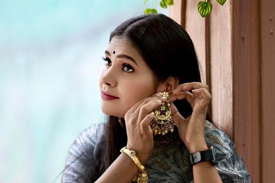 টিনা দাবিকে কে না চেনেন! ২০১৫ সালে ইউপিএসসি পরীক্ষায় প্রথম হওয়া এই অফিসার সমাজমাধ্যমে জনপ্রিয়। তাঁর ব্যক্তিগত জীবন থেকে শুরু করে কর্মজীবন, সব কিছু নিয়েই অনুরাগীদের মনে কৌতূহলের অন্ত নেই। কিন্তু জনপ্রিয়তার দিক থেকে বর্তমানে টিনাকেও টেক্কা দিচ্ছেন সাব ইনস্পেক্টর আরতি সিংহ তনওয়ার।