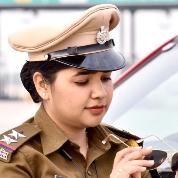 ইনস্টাগ্রামে আরতির  ফলোয়ারের সংখ্যা প্রায় সাড়ে চার লক্ষ। তিনি কোনও ভিডিয়ো পোস্ট করলেই তা ঝড়ের গতিতে শেয়ার হয়। বহু বলি নায়িকার চেয়ে সামজমাধ্যমে বেশি জনপ্রিয় তিনি।