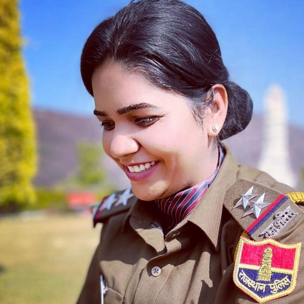 আরতি একজন দায়িত্ববান পুলিশ অফিসার এবং অনুপ্রেরণামূলক ভাষ্যকার হওয়ার পাশাপাশি একজন মা এবং শিক্ষকও। অনেকই তাঁকে আশা এবং অনুপ্রেরণার উৎস হিসেবে দেখেন।