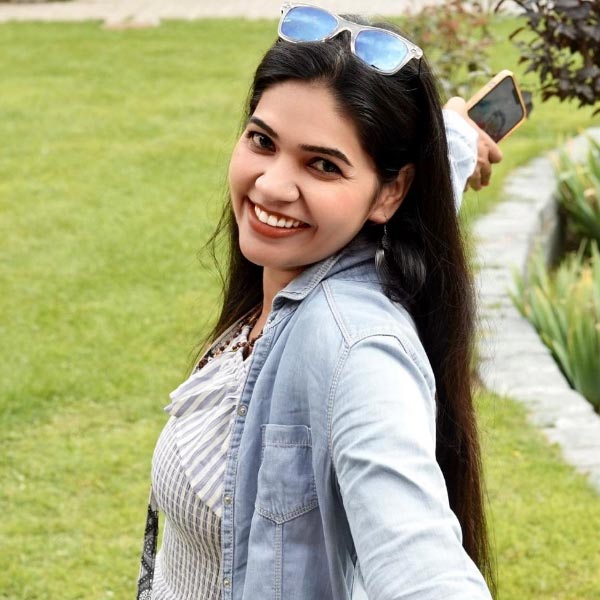 আরতির ৯০ শতাংশ ভিডিয়োতে তাঁকে পুলিশের পোশাক পরে থাকতে দেখা যায়। কখনও কখনও তাঁকে বাড়ি এবং অফিসে যাতায়াতের সময়ও ভিডিয়ো শুট করতে দেখা যায়।