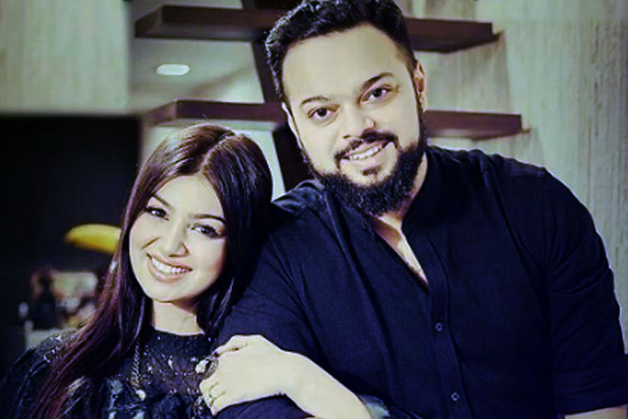 আবার অনেকের মতে আয়েশার স্বামী ফারহানের পরিবার খুবই রক্ষণশীল। সেই কারণেই, আয়েশার অভিনয় করা নিয়ে আপত্তি ছিল ফারহানের পরিবারে। তাই গৃহশান্তির জন্য তিনি নিজেই অভিনয় করা বন্ধ করে দেন।