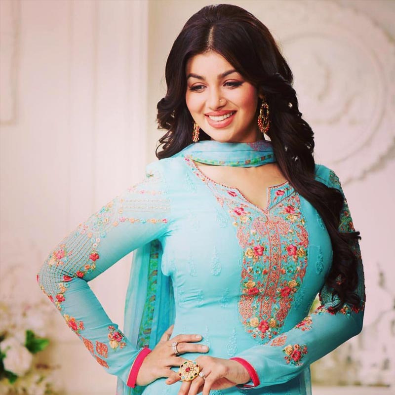 এমনও শোনা যায় যে, শেষের দিকে নাকি পরিচালক এবং প্রযোজকদের দিয়ে চুক্তি সই করাতেও শুরু করেছিলেন আয়েশা। এই চুক্তিতে লেখা থাকত, শুটিং চলাকালীন তাঁকে যেন কোনও ভাবেই ঘনিষ্ঠ দৃশ্যে অভিনয় করতে জোর না দেওয়া হয়।