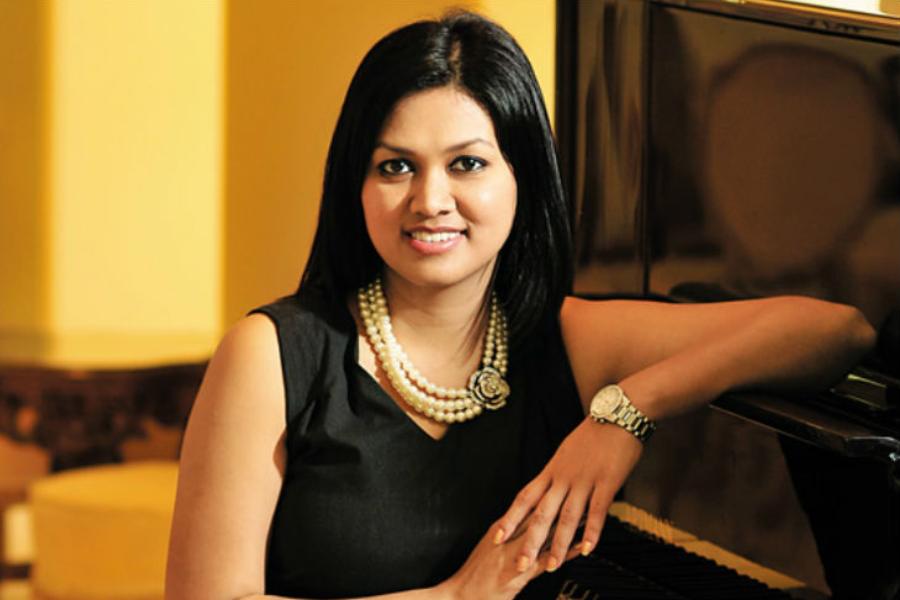 মারওয়াড়ি কন্যা। দেবিতার কথায়, ব্যবসা তাঁর রক্তে। ব্যবসায়ী পরিবারে জন্ম। বাবা রাজকুমার শরাফ একটি কম্পিউটার প্রস্তুতকারী সংস্থা প্রতিষ্ঠাতা করেছিলেন। বড় দাদাও সেই সংস্থারই প্রধান। মা বিজয়রানি শরাফ অর্থনীতির অধ্যাপিকা।