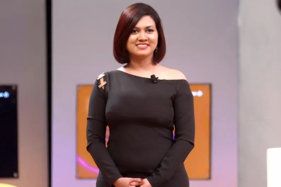 এক সাক্ষাৎকারে দেবিতা বলেছেন, ‘‘অফিসের পরিবেশ দেখে তখন থেকেই আমি ভাবতাম, আমিও একদিন বাবার মতো একটা অফিস চালাবে।’’ তত দিনে অবশ্য বাবার সঙ্গে ব্যবসার কাজে বিদেশেও যেতে শুরু করেছেন তিনি।