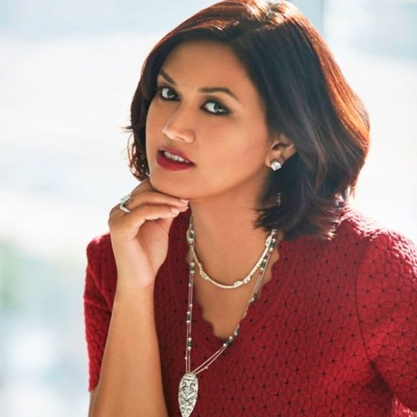 নিজের কথা বলতে লজ্জা শরমের ধার ধারেন না। বরং হিংসুটেদের গায়ে ফোসকা ফেলেই সাফল্যের কথা ফলাও করে বলা তাঁর অভ্যাস। কম সমালোচনা সইতে হয়নি তার জন্য। তবু সমঝে দেওয়া যায়নি তাঁকে। দেবিতা শরফ নিজের নীতিতে সপাটে চলে তার পরও মাত্র ২৪ বছর বয়সে নিজে হাতে প্রতিষ্ঠা করেছেন নিজের সংস্থা। বানিয়েছেন ১০০০ কোটি টাকার সাম্রাজ্য।