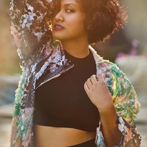 আইআইএম বা আইআইটির মতো সংস্থার প্রশিক্ষণ নেই। তবে দেবিতা বলেন, ব্যবসা বুঝতে ডিগ্রি লাগে না। ১৬ বছর বয়স থেকে নিয়মিত বাণিজ্য সম্মেলনে যোগ দিচ্ছেন দেবিতা। কখনও বাবার সঙ্গে, কখনও বা একাই।