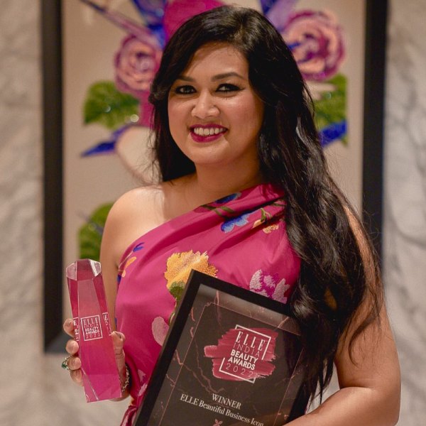 তবে এ সবের বাইরেও এক অন্য দেবিতা রয়েছেন। ওড়িশি নাচের একজন প্রশিক্ষণ প্রাপ্ত নর্তকী এই ‘মডেল সিইও’। নিজেকে ফ্যাশনিস্তা বলতেও পছন্দ করেন। ডিজাইনার পোশাক পরতে পছন্দ করেন। ইনস্টাগ্রামে নিজের সাজগোজের ছবিও দেন। সেখানে প্রায় সাড়ে ৩ লক্ষ অনুরাগী আছে তাঁর।