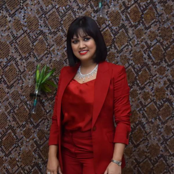 আমেরিকার প্রাক্তন প্রেসি়ডেন্ট ডোনাল্ড ট্রাম্পের বড় মেয়ে তথা আমেরিকার প্রাক্তন ফার্স্ট ডটার ইভাঙ্কার সঙ্গে চেহারায় বা চরিত্রে অবশ্য কোনও মিল নেই দেবিতার।