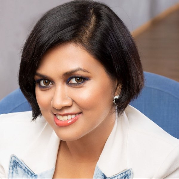 এ ব্যাপারে দেবিতার আদর্শ বা রোল মডেল স্টিভ জোবস। অ্যাপল প্রতিষ্ঠাতা বরাবর নিজের তৈরি পণ্যের পরিচিতি এবং প্রচার নিজেই করে এসেছেন। দেবিতা অবশ্য পুরোদস্তুর মডেলিংই করেছেন তাঁর পণ্যের বিজ্ঞাপনের জন্য।