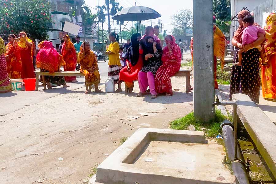 ক্ষোভ: পানীয় জলের জন্য পথ অবরোধ। কোচবিহারে। ছবি: হিমাংশুরঞ্জন দেব