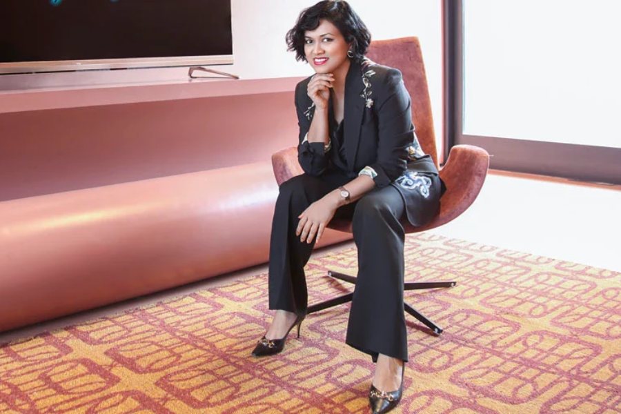 বুদ্ধিমত্তায় সাধারণের থেকে নাকি অনেক এগিয়ে। ইন্টারন্যাশনাল হাই আইকিউ মেনেসা সোসাইটির সদস্য দেবিতা। আবার স্বাস্থ্য সম্পর্কেও বেশ সচেতন। নিজেকে ফিট রাখতে নিয়মিত যোগাসন করেন। প্রতি দিন রাতে জিম এবং প্রতি রবিবার নাচের ক্লাসে যাওয়ার রুটিন কোনও দিন বদলায় না তাঁর। এখন ৪২-এর কোঠায় পা রেখেছেন। বিয়ে করেননি। আপাতত নিয়মানুবর্তীতার সঙ্গে প্রিয় বন্ধুত্ব পাতিয়েছেন এই ভারতীয় কন্যা।