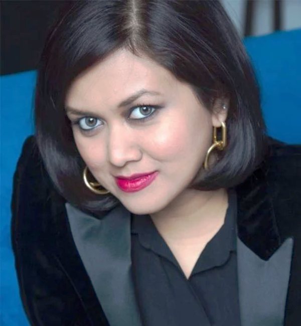 টিভিতে নেটফ্লিক্স এবং ইউটিউব দেখার পরিকল্পনা এবং রিমোটে তার জন্য আলাদা বোতাম থাকা ফোরকে টেলিভিশন ২০১৬ সালে এনেছিল দেবিতার টিভি সংস্থা। সেই সময় ভারতের এই তরুণী শিল্পপতি বলেছিলেন, ‘‘আমি যে কোনও পণ্য তৈরির করার সময় নিজেকে গ্রাহকের জায়গায় বসিয়ে দেখি। আমি যদি কারও সঙ্গে ব্যবসা করতে চাই, আমি তাঁর কাছে পৌঁছে যাব। এ ব্যাপারে এক বারও দ্বিধা করব না। ব্যবসা করতে এলে অকারণ আত্মসম্মানবোধ সরিয়ে রাখতে হয়।’’