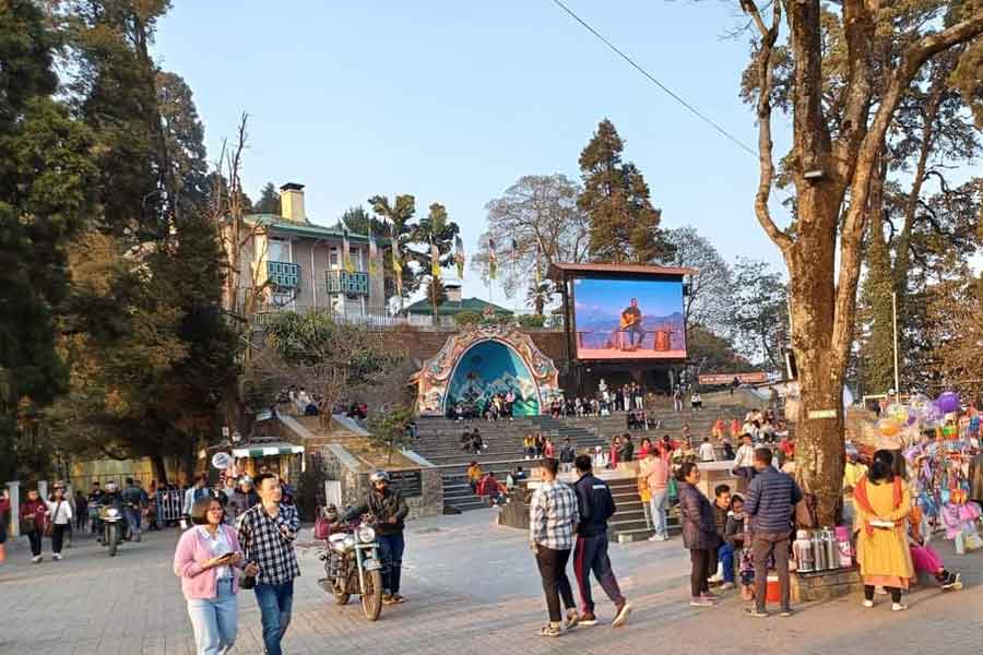 Huge tourists gathered at Darjeeling in time of summer