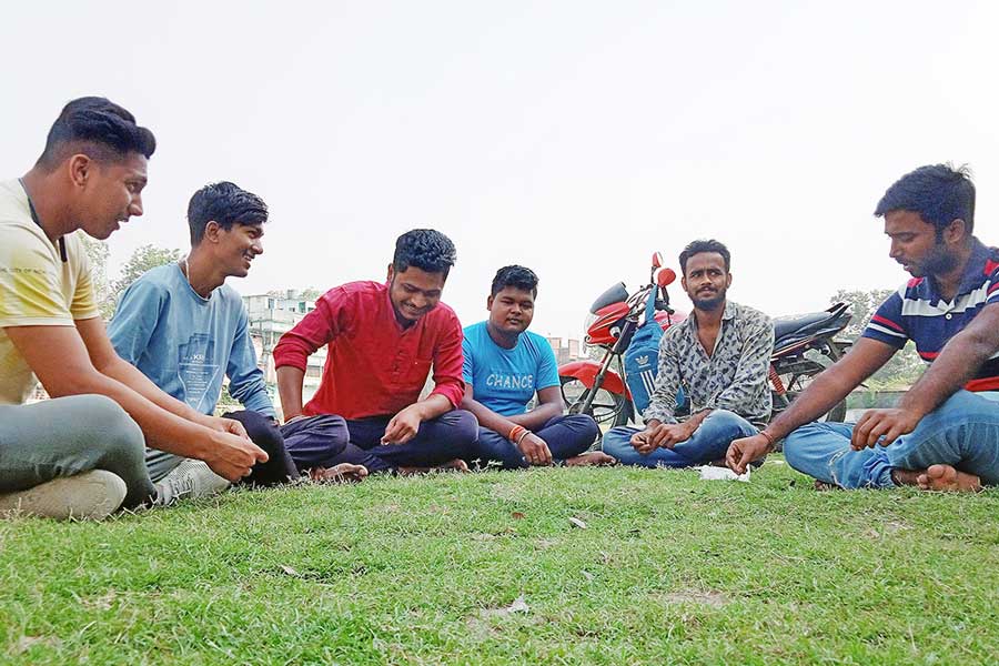 কথাবার্তা: বাগদার হেলেঞ্চা হাইস্কুল মাঠে যুবকদের আলোচনা। ছবি: নির্মাল্য প্রামাণিক।