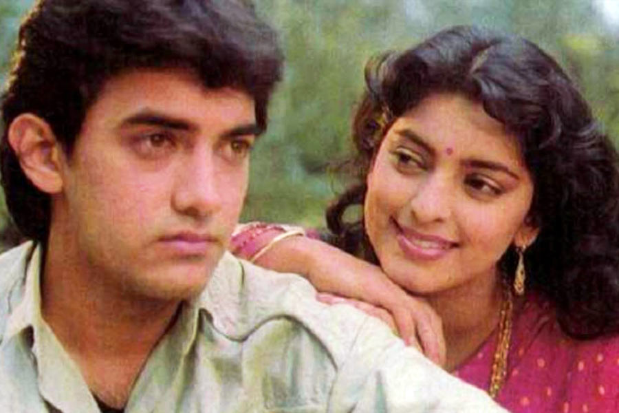 একই সঙ্গে বলিউডে পথ চলা শুরু করেছিলেন আমির খান এবং জুহি চাওলা। ‘কয়ামত সে কয়ামত তক’ ছবিতে মুখ্য চরিত্রে অভিনয় করতে দেখা গিয়েছিল দুই তারকাকে। পর্দায় তাঁদের সম্পর্কের রসায়ন দর্শকের মনে ধরেছিল।