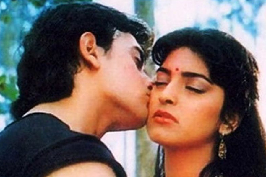 প্রথম ছবি হিট করার পর বলিপাড়ার ছবি নির্মাতারা বুঝে গিয়েছিলেন যে, দর্শক পর্দায় জুটি হিসাবে আমির এবং জুহিকে দেখার অপেক্ষায় দিন গুনছেন। তাই ১৯৮৮ সালে ‘কয়ামত সে কয়ামত তক’ ছবিটি মুক্তি পাওয়ার পর তাঁদের কাছে একের পর এক ছবির প্রস্তাব আসতে থাকে।