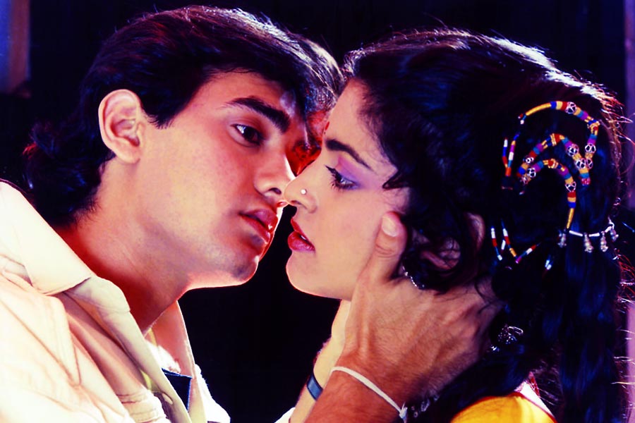 ‘হম হ্যায় রাহি প্যার কে’, ‘তুম মেরে হো’, ‘লভ লভ লভ’, ‘দৌলত কি আগ’, ‘আতঙ্ক হি আতঙ্ক’ ছবিতে আমির এবং জুহিকে একসঙ্গে অভিনয় করতে দেখা যায়। আমির এবং জুহি নব্বইয়ের দশকে পর্দার সেরা জুটি হিসাবেই জনপ্রিয় হয়ে উঠেছিলেন। 