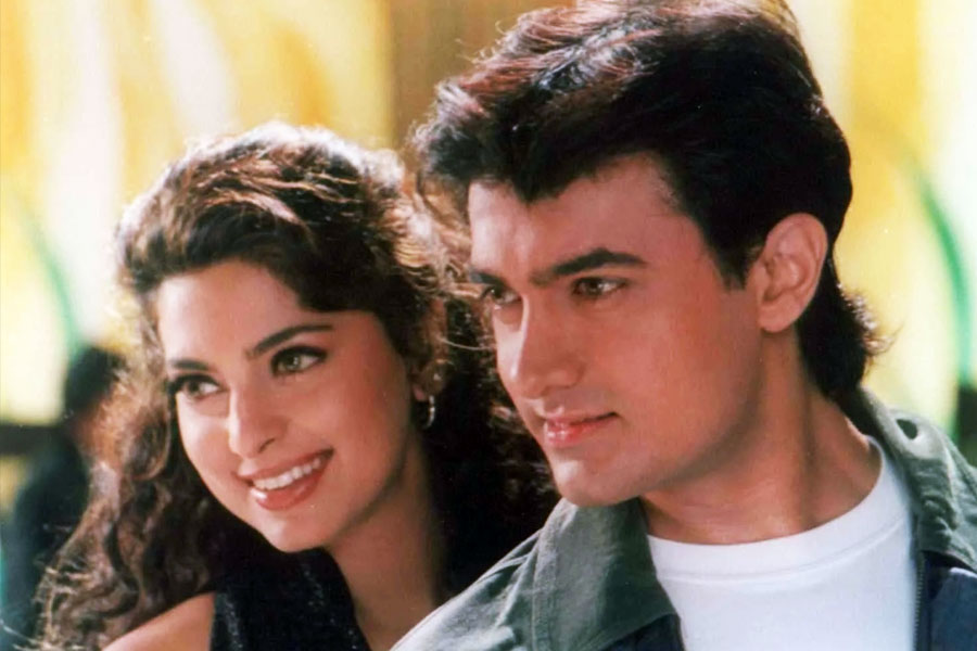 কিন্তু ছবির শুটিংয়ের সময়ই আমির এবং জুহির বন্ধুত্বে চিড় ধরে। ১৯৯৭ সালে ইন্দ্র কুমারের পরিচালনায় প্রেক্ষাগৃহে মুক্তি পায় ‘ইশক’ ছবিটি। এই ছবিতে আমির এবং জুহির পাশাপাশি অভিনয় করেছিলেন অজয় দেবগন এবং কাজল।