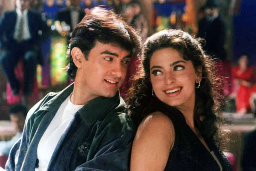 ‘ইশক’ ছবির শুটিং চলাকালীন আমিরের সঙ্গে জুহির এমন অশান্তি বাধে যে নায়কের সঙ্গে বহু বছর কথাই বলেননি জুহি। অন্য দিকে, আমিরও এড়িয়ে চলতেন জুহিকে।