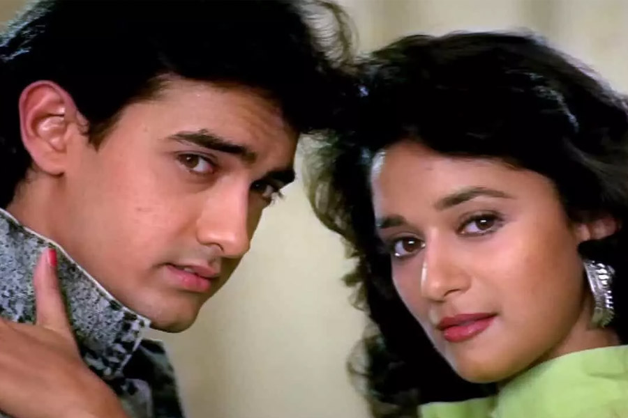 বলিপাড়ায় কানাঘুষো শোনা যায় যে, আমির শুটিংয়ের মাঝেমধ্যে তাঁর সহ-অভিনেত্রীদের সঙ্গে ঠাট্টা-তামাশা করতেন। হাতের রেখা পর্যবেক্ষণ করে ভবিষ্যৎ বলে দিতে পারেন বলে মাধুরীকে জানিয়েছিলেন আমির। 