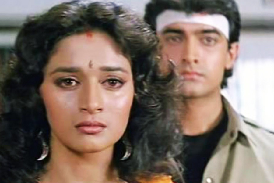 কিন্তু হাত দেখার অজুহাতে মাধুরীর হাতে থুতু ফেলে দিয়েছিলেন আমির। বলিপাড়া সূত্রে খবর, এর পর আমিরকে মারবেন বলে হকি স্টিক নিয়ে সেটের মধ্যেই তাড়া করেছিলেন মাধুরী। 