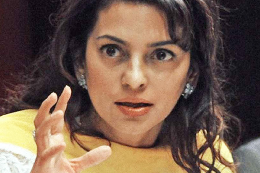 ‘ইশক’ ছবির শুটিংয়ের সময়েও নাকি অজয় এবং আমির দু’জনে মিলে জুহির সঙ্গে মজা করেছিলেন। কিন্তু দুই অভিনেতা এতটাই বাড়াবাড়ি শুরু করেন যে, জুহি শেষে কেঁদে ফেলেন।