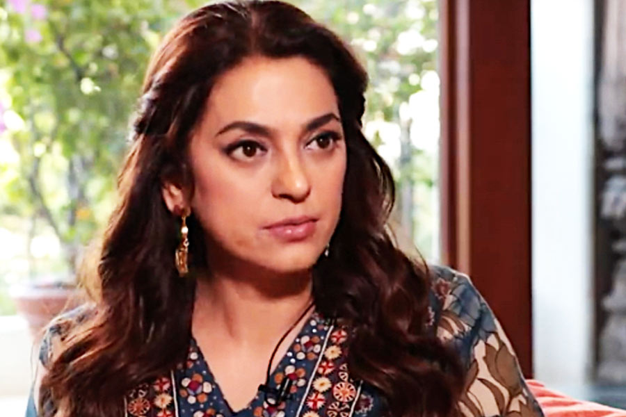 এমনকি, আমিরের উপর রাগ করে শুটিং করতে যাওয়া থামিয়ে দিয়েছিলেন জুহি। যে দিন এই ঘটনাটি ঘটে, তার পরের দিন সত্যিই জুহি কাজে আসেননি। অভিনেত্রী না আসার কারণে সে দিনের শুটিং বাতিল হয়ে যায়।