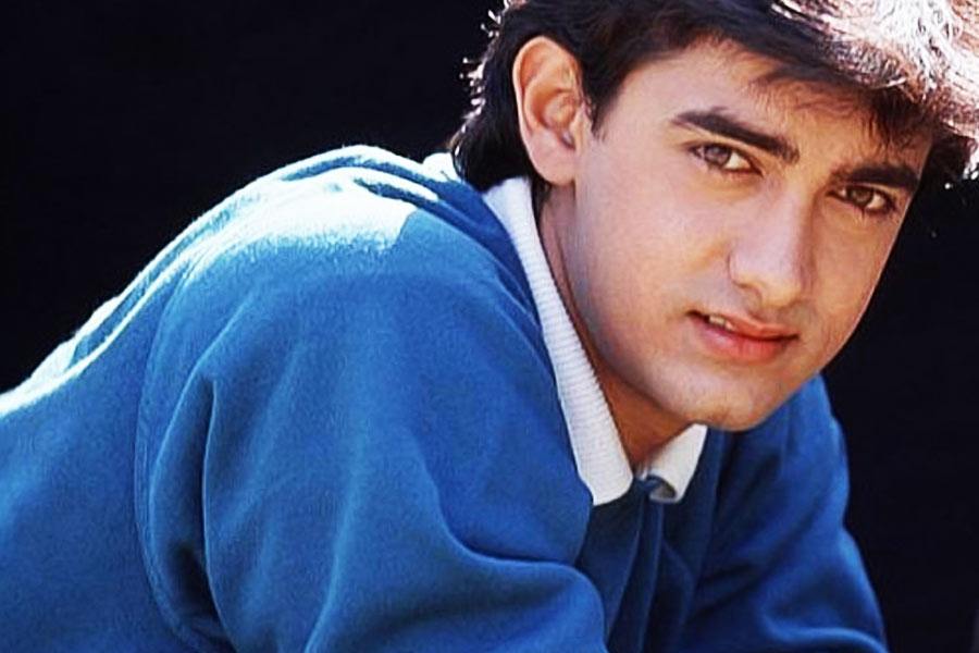 আমিরও রেগে যান জুহির প্রতি। ঠাট্টা-তামাশার ঘটনাকে পেশাদারিত্বের সঙ্গে জুহি গুলিয়ে ফেলেছিলেন বলে ক্ষুব্ধ হন আমির। কাজের সঙ্গে কোনও ভাবেই আপস করা পছন্দ করেন না অভিনেতা।