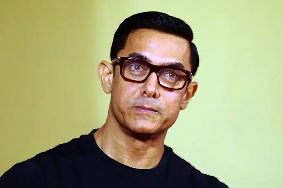 জুহিকেও এড়িয়ে চলতে শুরু করেন আমির। তিনি সাক্ষাৎকারে বলেন যে, ‘‘জুহির সঙ্গে দেখা হলে আমি দূরে দূরে থাকতাম। সামান্য সৌজন্যমূলক কথাবার্তাও হত না আমাদের মধ্যে।’’