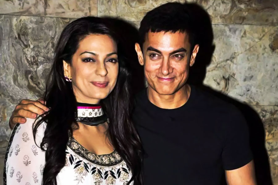 বহু বছর কেটে যাওয়ার পর অবশ্য নিজেদের মধ্যে ভুল বোঝাবুঝি মিটিয়ে নিয়েছেন আমির এবং জুহি। দু’জনে এখনও ইন্ডাস্ট্রিতে কাজ করলেও একে অপরের সঙ্গে আর অভিনয় করেননি। দর্শক এখনও নব্বইয়ের দশকের পর্দার সেরা জুটির অভিনয় দেখার অপেক্ষায় রয়েছেন।