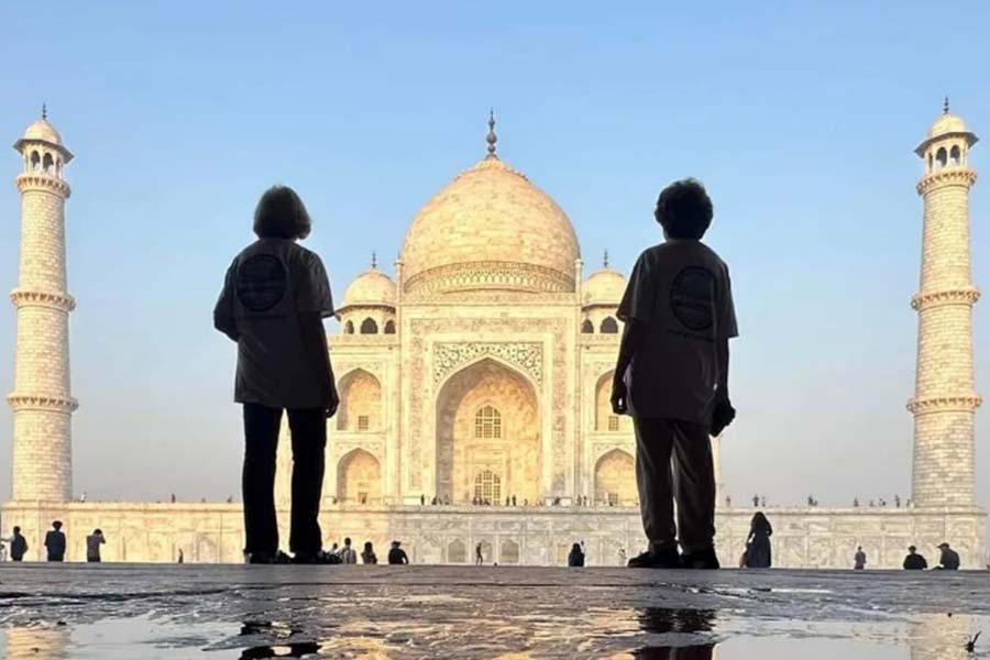 Two friends from Texas finishes world tour in 80 days, visited Taj Mahal too .